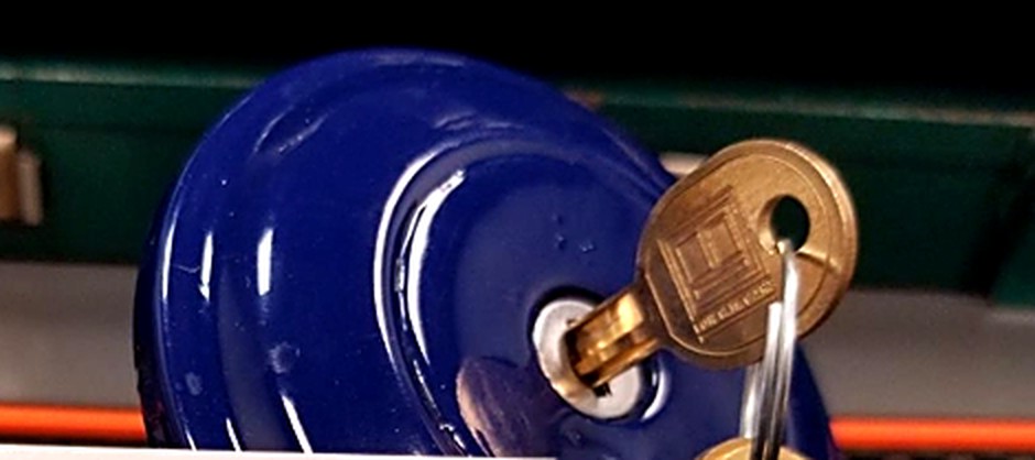 Locking motorcycle gas cap with a freshly cut key